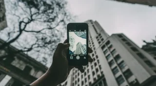 Telefonla çekilen bir bina, proptechi temsil ediyor.